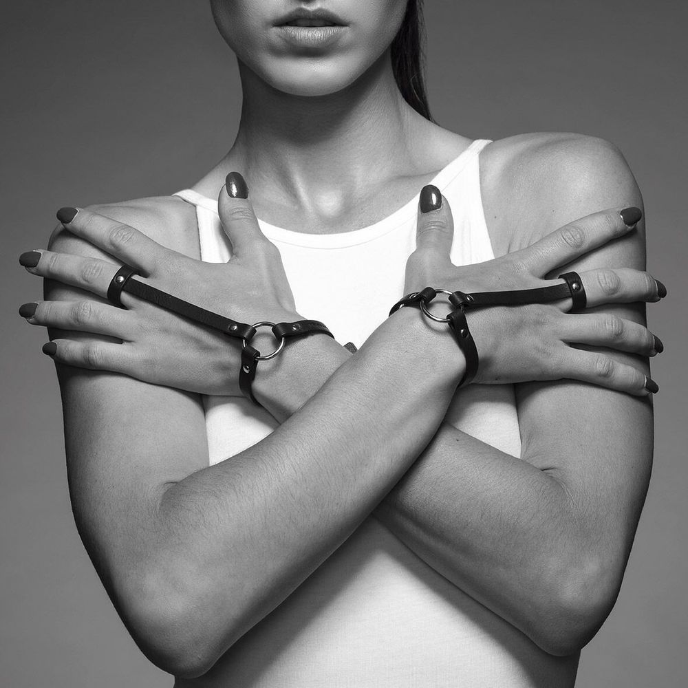 Пара браслетів на зап'ясті та палець з екошкіри Bijoux Indiscrets MAZE Hand Bracelet Harness SO5944-SO-T фото